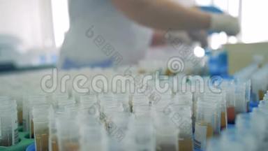 实验室工作人员在实验室里用塑料管工作。